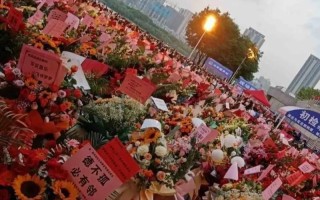 往昔恋痕化尘缘，君携新人步花间