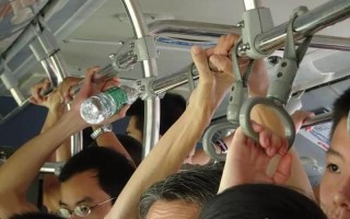 从公交车上跳车犯法吗(拥挤公交中，舞动身姿的独特韵律)