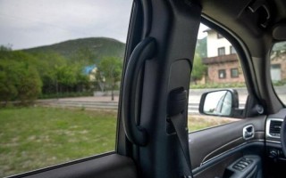揭秘男生驾车时把手伸出车外的心理