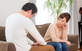 泪如泉涌，哀伤难抑