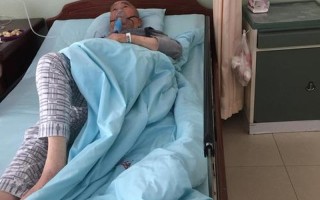 爷爷趴妈妈身睡是否妥当