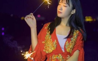 仙女棒坐着使用图片黄_仙女棒绽放夜空下的慵懒光影