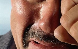 男人也会掉眼泪_男人眼中的泪，诉说无声的脆弱