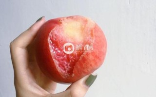 母亲凝望我吞噬她珍爱的水蜜桃