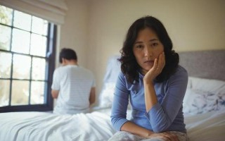 和老公打 *** 接顶的她说不出话( *** 那头她无声，老公焦急探缘由)