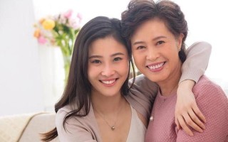 母亲在女儿怀里沉入梦乡，情难自持