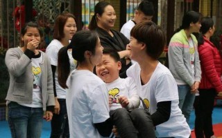 两个家庭互换孩子带一个月_两个家庭的交换游戏：错位女儿