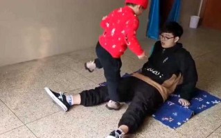夹腿后为何跳动不停
