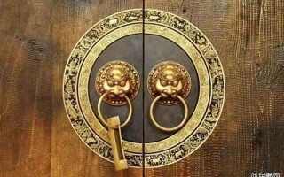 扣门正确手势：掌心向下，并拢手指，敲击门环