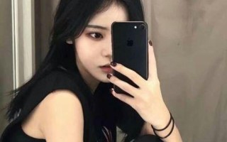 无表情的女人—冷酷无情的面庞，述说着千言万语