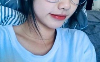 女生看自己照片反应_少女镜中惊见青春容颜