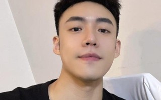 男生很突然的摸了我的脸一下(男生突如其来的面颊触碰)