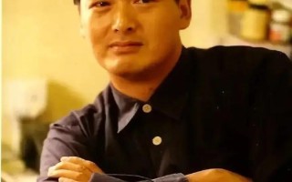 两个男人一个前面一个后面—逐光者前行，追随者仰视