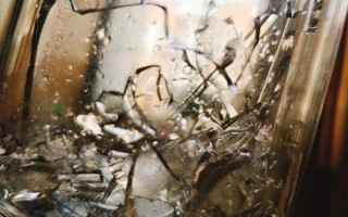 梦见玻璃杯碎了_梦中玻璃杯的破碎与现实的预兆