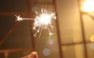 仙女棒安全使用指南：点燃、握持、欣赏
