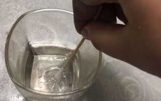 棉签和冰块弄出牛奶视频(棉签与冰块巧相融，牛奶奇迹现眼前)