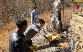 上坟必备三样点心(女儿烧纸有讲究，祭拜老人忌讳多)