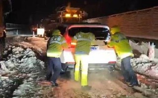 开车开到下面流污水的句子—马路前行遇污流，汽车受困黑水愁