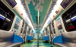 乘坐地铁，玩具作伴，奇趣盎然
