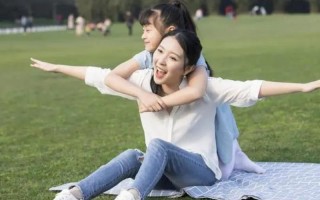 单亲家庭的孩子是什么样的(单亲父母之翼下的花朵：坚韧与韧性的肖像)