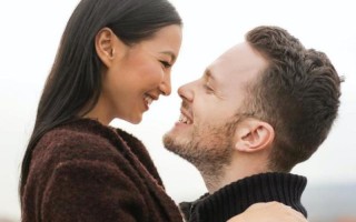 接吻什么情况下是甜的？(亲吻的甘蜜：在哪些时刻唇齿交融绽放出爱的甜蜜)