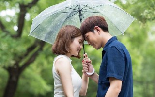 女友工作压力大怎么安慰(女友工作重压如山，恋人倾力相伴减负荷)