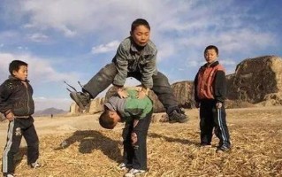 塞着小玩具出门—边塞玩具的公交奇遇：在陌生与拥挤中穿行