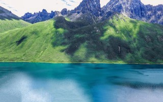 水什么交融(水与天地山川交融，勾勒大自然画卷)