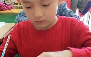 照料孩子反被怼—执勤遇暖心意外：小萌娃突赠掌上明珠”