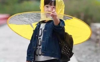 宝贝帮我戴小雨衣(小天使的防水护身符：宝贝穿戴小雨衣记)