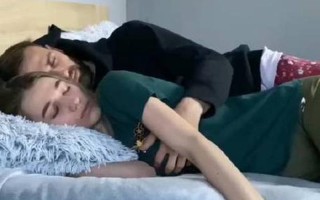 情侣睡觉真的控制不住吗_当睡意袭来，恋人间的克制还能坚守多久？
