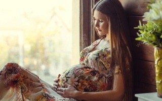 孕肚高高挺立，准妈妈依然挺拔