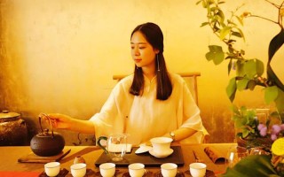 倒伏莲花的隐喻：光脚走人生的真谛