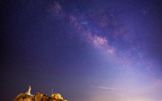 手握仙棒点亮星夜，庭院幻境流光溢彩