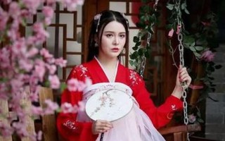 桃花开口笑(桃花洞前香气吐，落莓苔上早春驻)