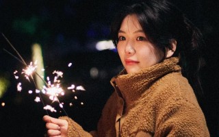仙女棒座下赏烟火，人间亦有此奇观
