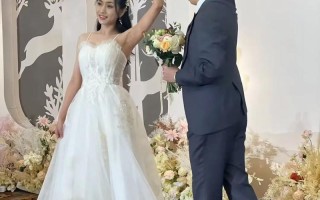 两个女孩子在一起怎么安慰_闺蜜相依，温柔抚慰，携手共度风雨
