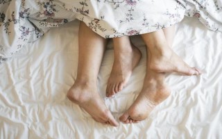 两个人在床上打扑克牌是什么意思—枕畔扑克，情谊深浅的分界线