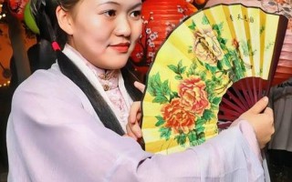 梦中华服展芳华，醒时几多情难诉